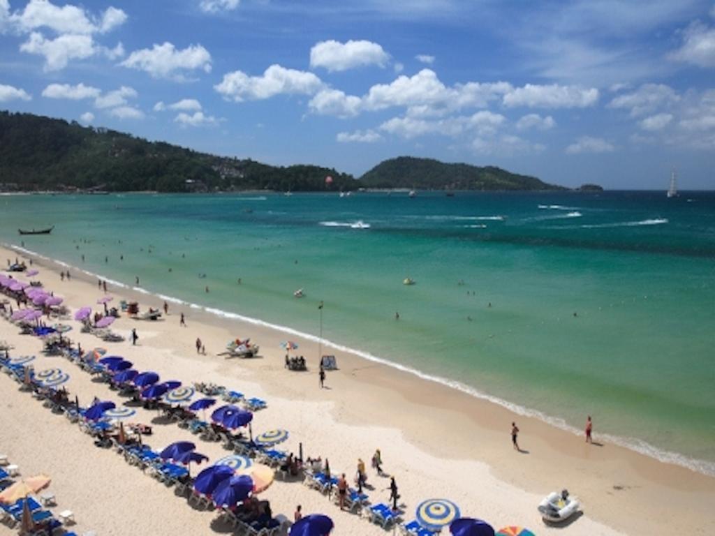 Armoni Patong Beach Hotel Exterior foto