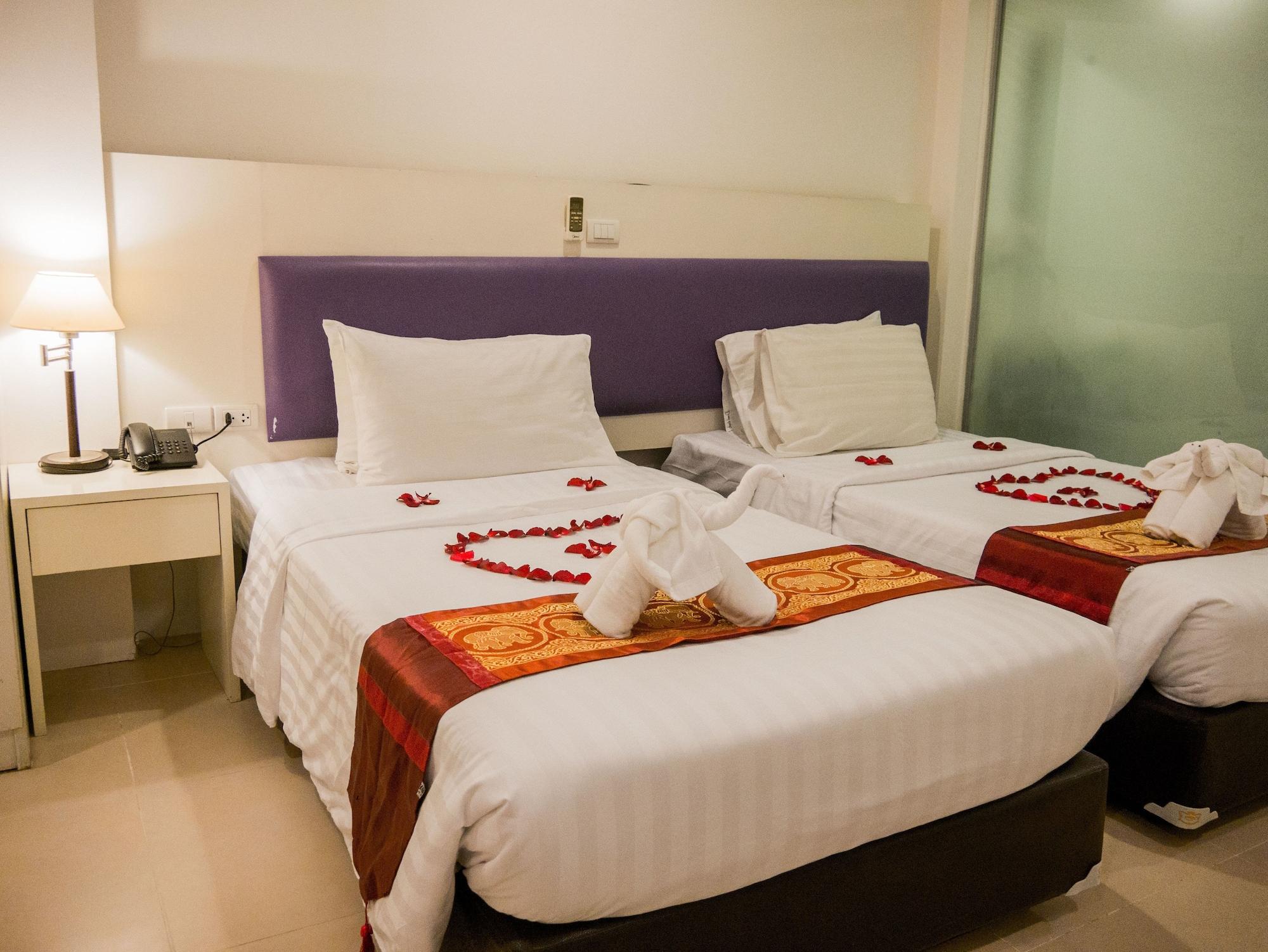 Armoni Patong Beach Hotel Exterior foto