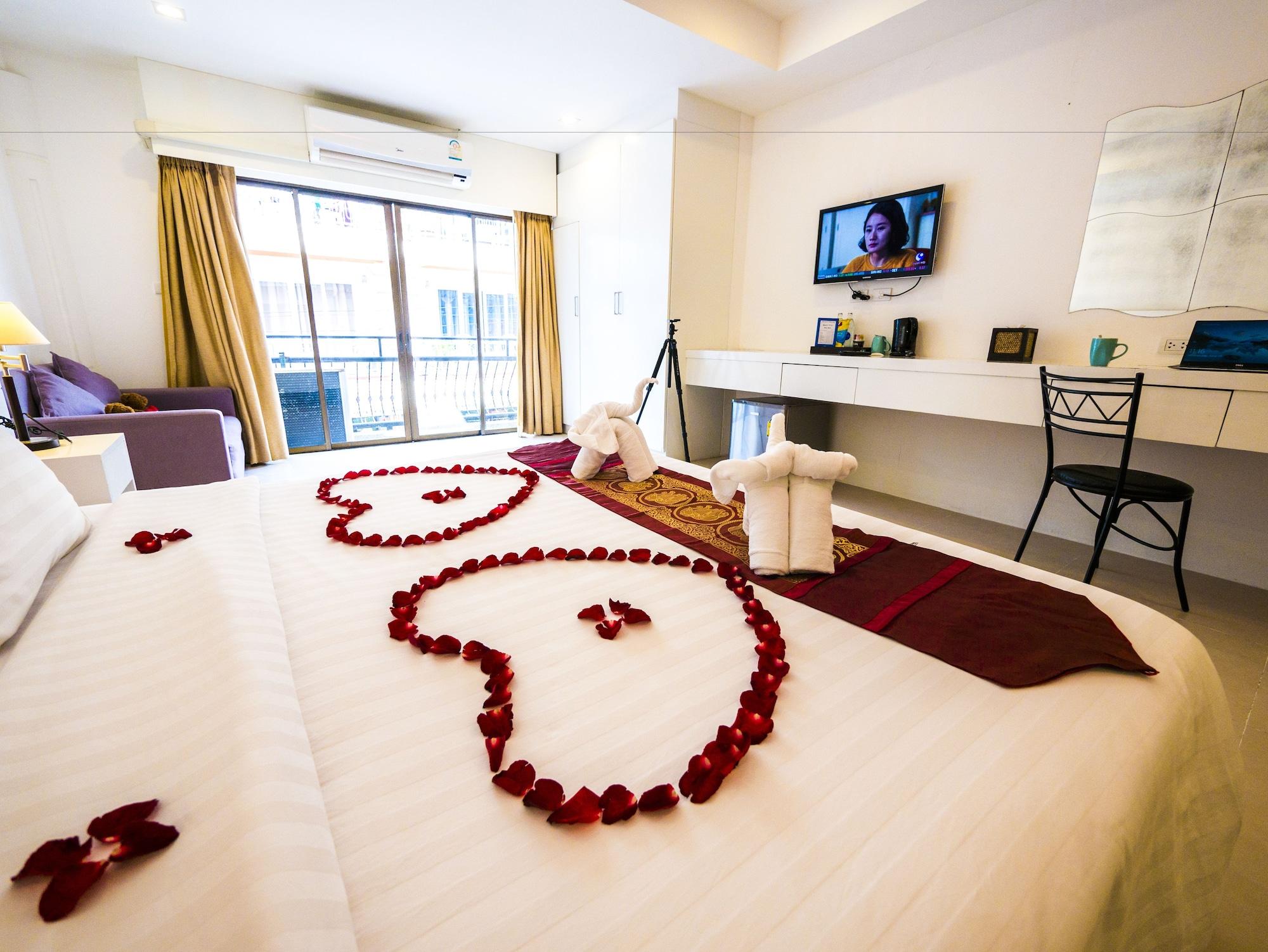 Armoni Patong Beach Hotel Exterior foto