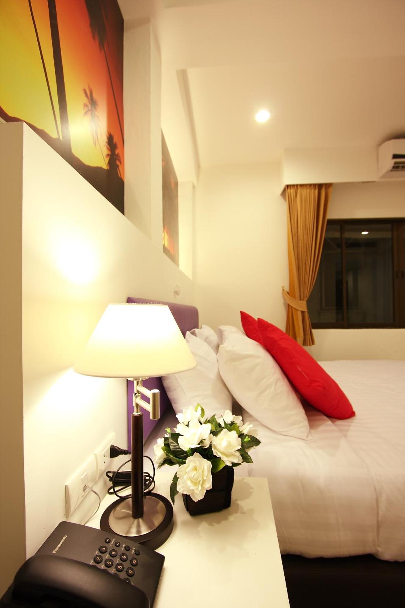 Armoni Patong Beach Hotel Exterior foto
