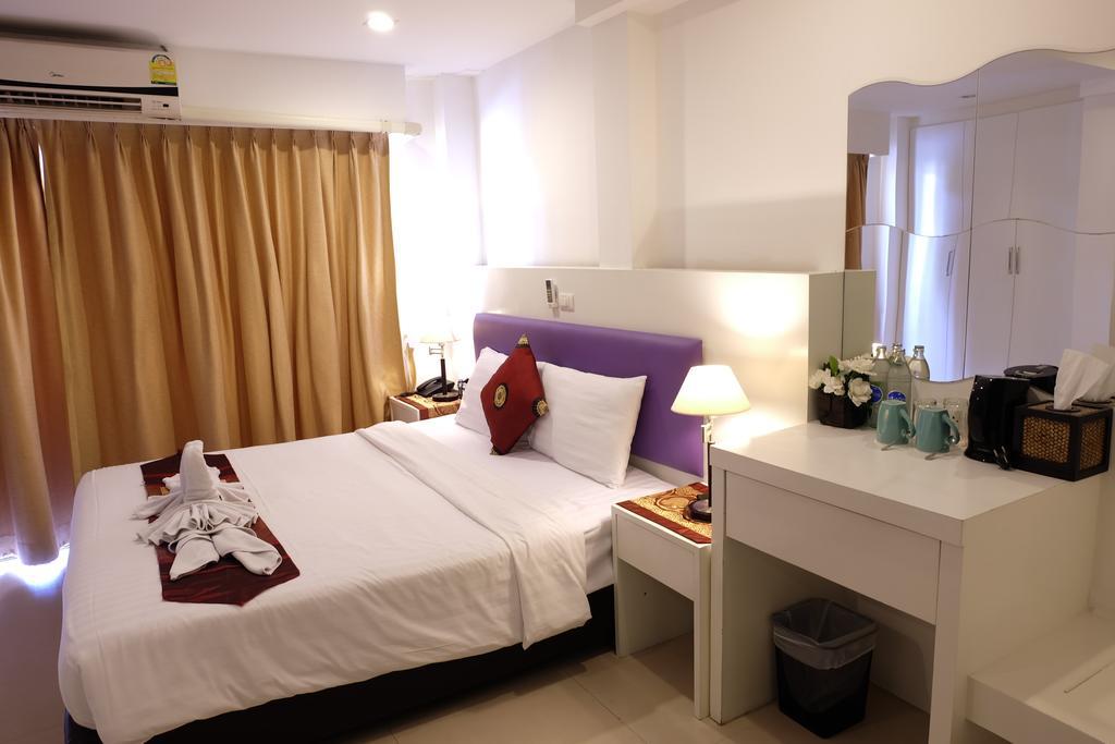 Armoni Patong Beach Hotel Exterior foto