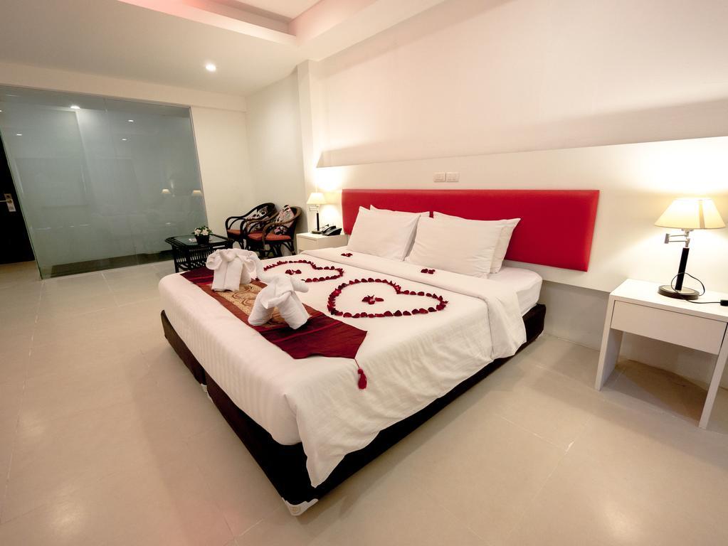 Armoni Patong Beach Hotel Exterior foto
