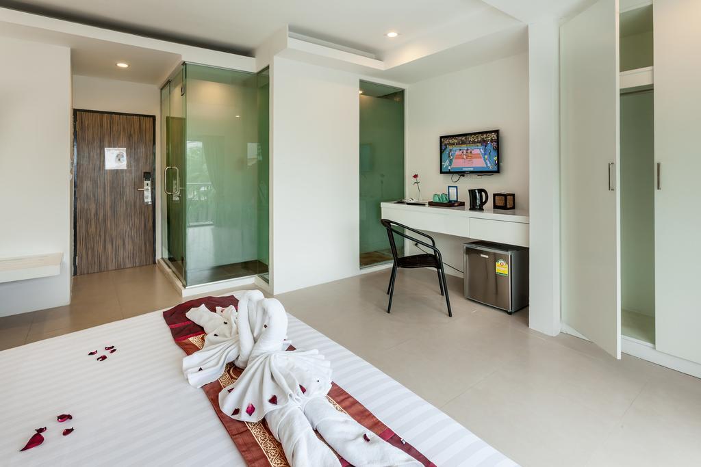 Armoni Patong Beach Hotel Exterior foto