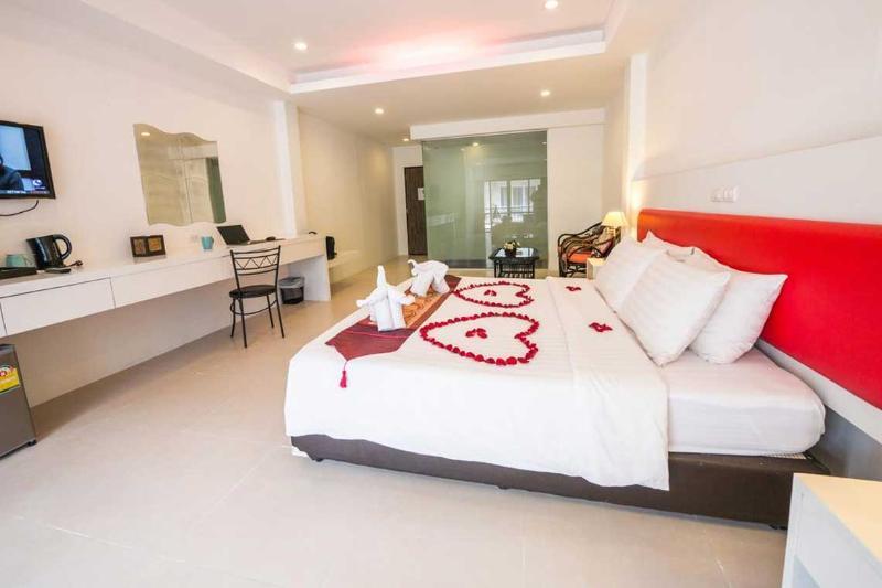 Armoni Patong Beach Hotel Exterior foto