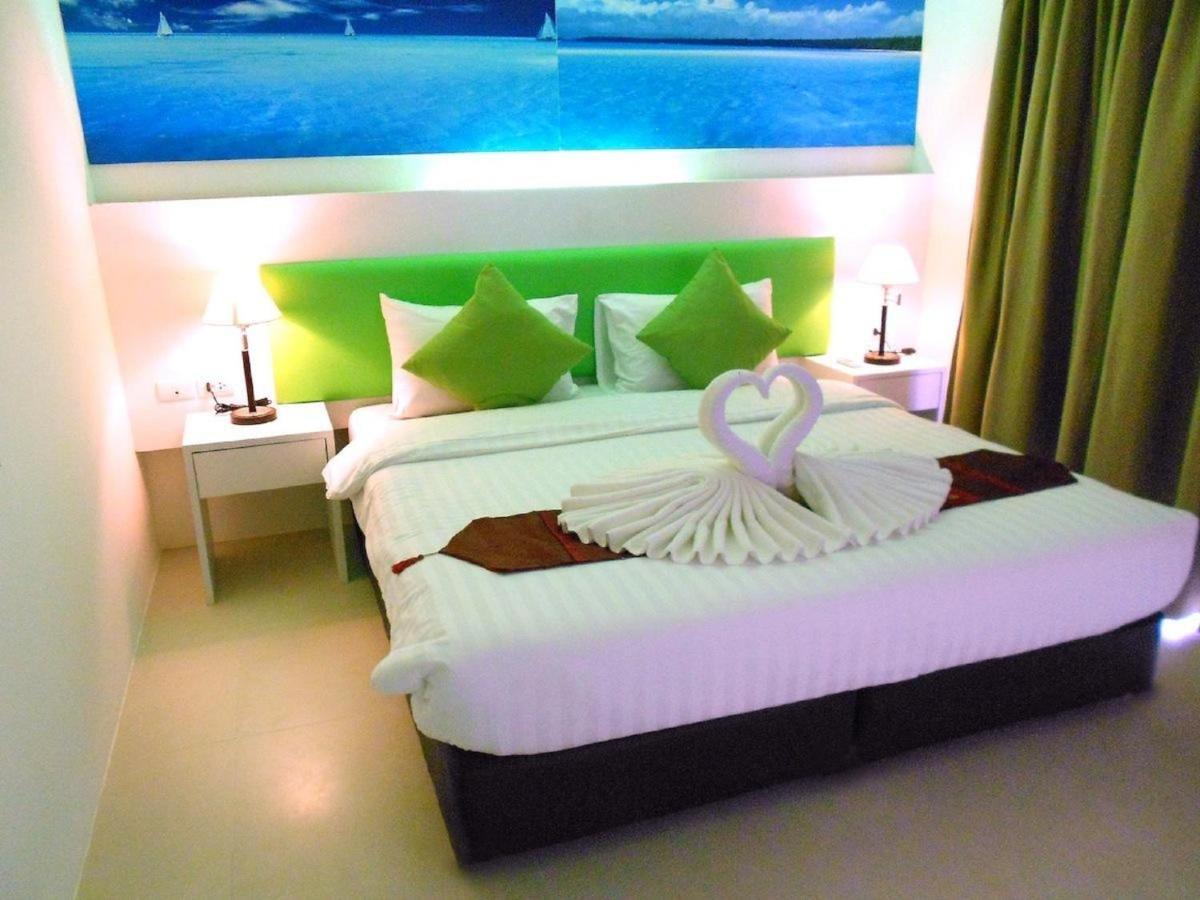 Armoni Patong Beach Hotel Exterior foto